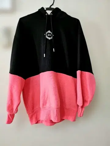 바이컬러 후드 부착 후드티