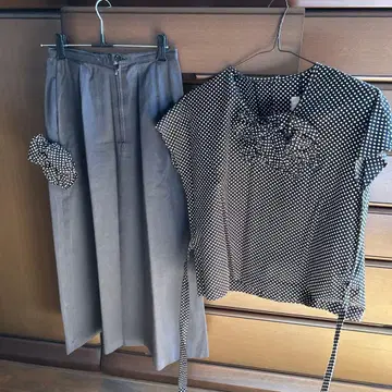 물방울 패턴 셋업 상의와 스커트