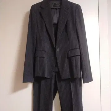 다크 그레이 스트라이프 수트 셋업 UNTITLED