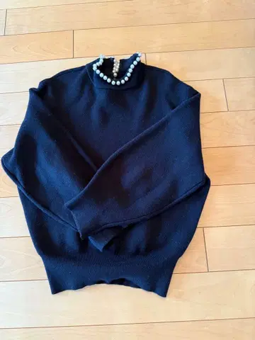 블랙 펄 장식 하이넥 스웨터 F 사이즈