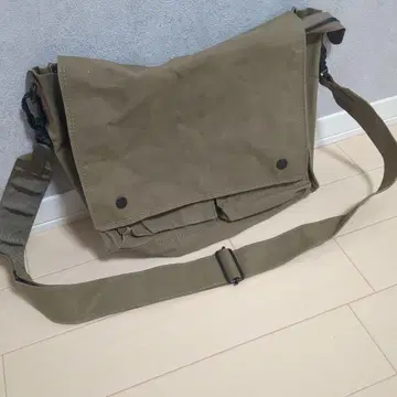 올리브색 플랩식 숄더백