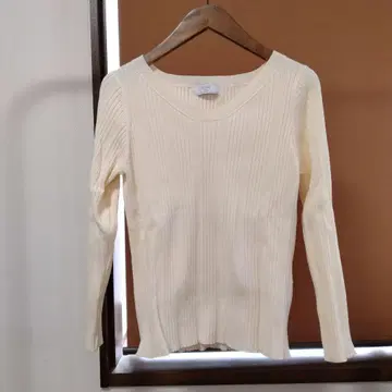 이에나 크림색 리브 니트 긴팔