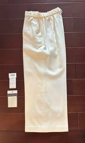 울 소재의 와이드 팬츠입니다