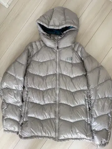 MILLET 후드 부착 다운 자켓 실버