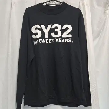 SY32 by SWEET YEARS MOCK NECK LOGO