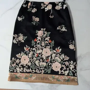 꽃무늬 타이트 스커트 블랙 수나우나