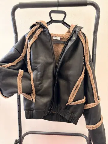 블랙 가죽 아우터 후드 부착 보아 트리밍