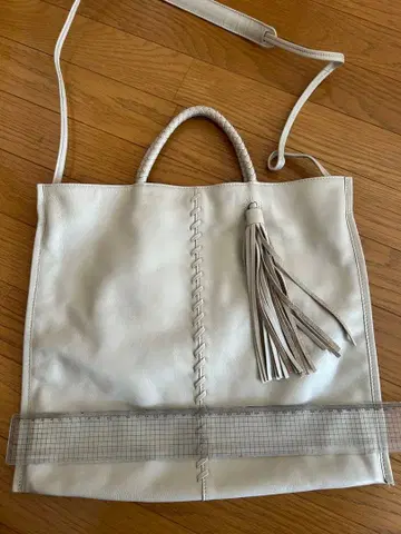 화이트 가죽 숄더백 태슬 포함