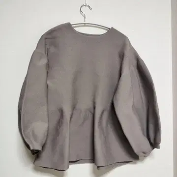 Lajour 볼륨 슬리브 페플럼 실루엣 풀오버