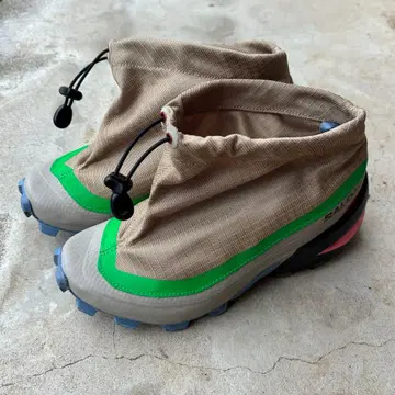 베이지/그린 스파이크 스니커즈