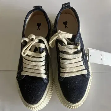 ami 네이비 데님 스니커즈