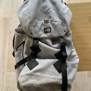 NEW ERA 그레이 백팩