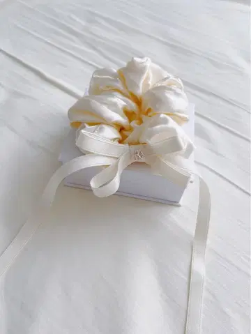 리본 포함 비쥬 스크런치 크림색