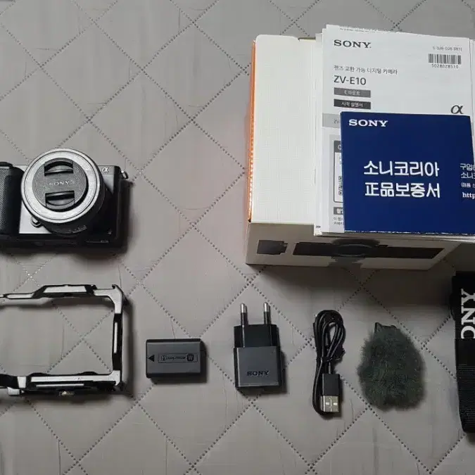 Sony ZV-E10 + SmallRig Cage