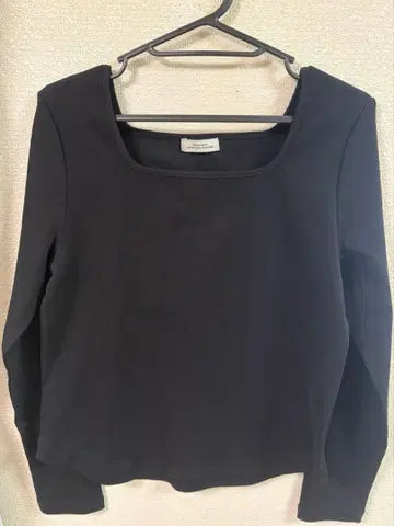 데콜테 플라이스 롱 슬리브 풀오버