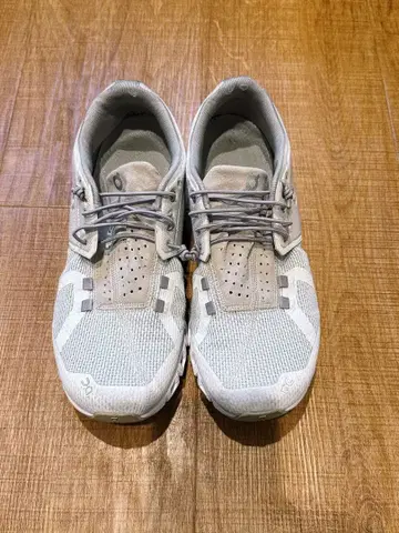 On Cloudstratus 그레이 스니커즈