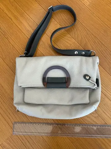 그레이 아크릴 핸들 숄더백