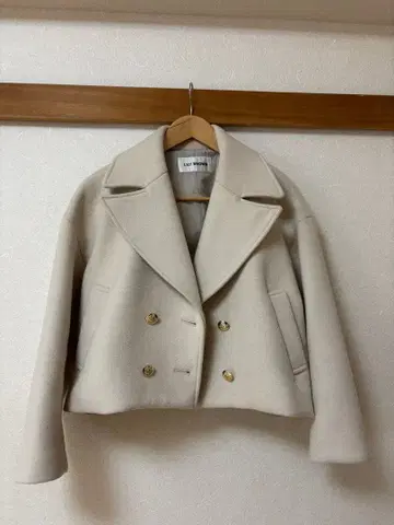 릴리 브라운 금장 버튼 코트 아이보리 골드 버튼