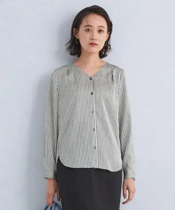 새상품급 [ green label relaxing ] 새틴 V넥 블라우스