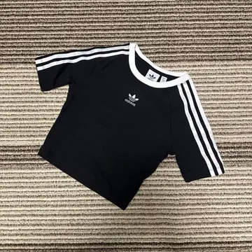 adidas 블랙 T셔츠 S사이즈 KN200