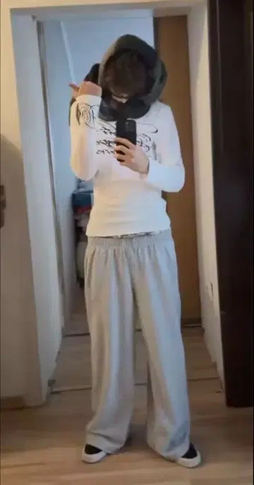 화이트 긴팔 T셔츠 M 사이즈