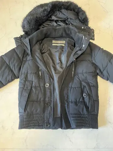 퍼 달린 블랙 다운 재킷