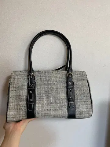 그레이와 블랙 핸드백