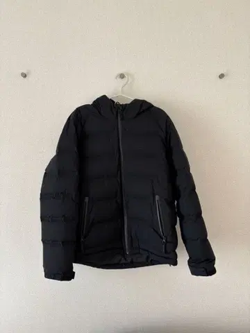 후드 부착 블랙 다운 자켓