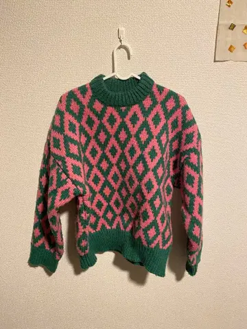 jakke. 그린과 핑크 다이아몬드 패턴 스웨터