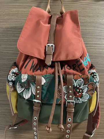 자수 디자인의 캐주얼 백팩