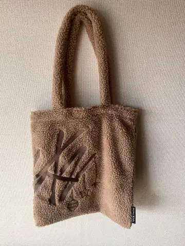 베이지 보아 토트백 로고 포함