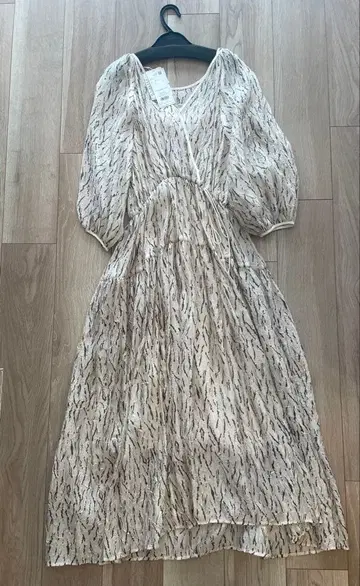 베이지 계열 플레어 슬리브 원피스 M 사이즈