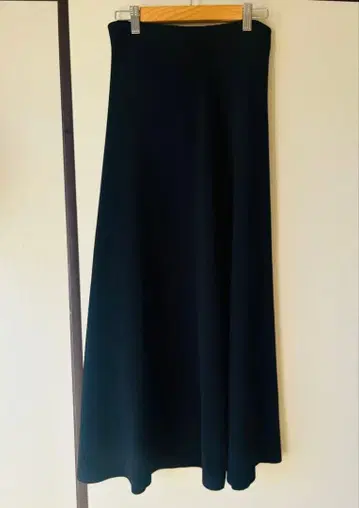 Mila Owen 블랙 플레어 스커트