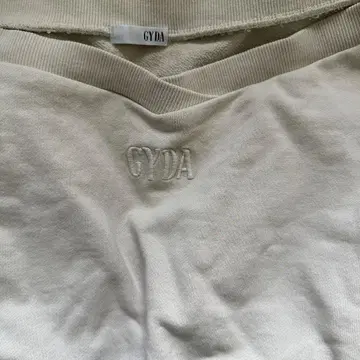 GYDA 오프숄더 맨투맨 상의