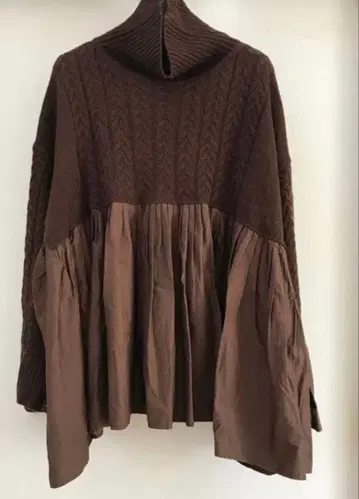 무모쿠테키 케이블 플리츠 절개 니트