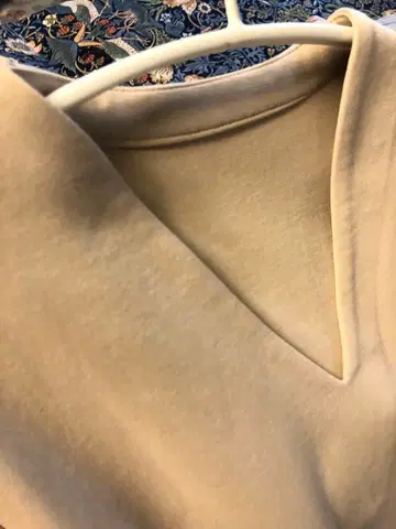 베이지 V넥 긴팔 티셔츠 원피스