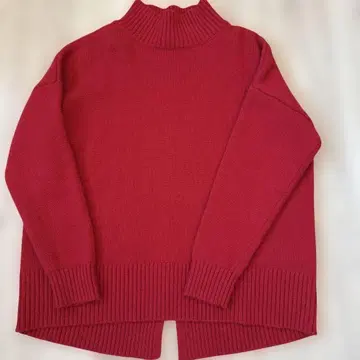TIARA 빨간색 터틀넥 스웨터