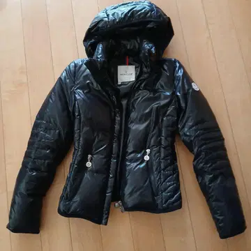 후드 부착 블랙 다운 자켓