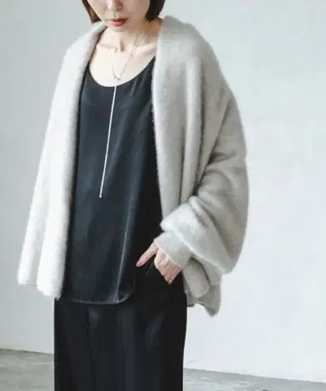 NOBLE 루나 새틴 데콜테 2way 상의