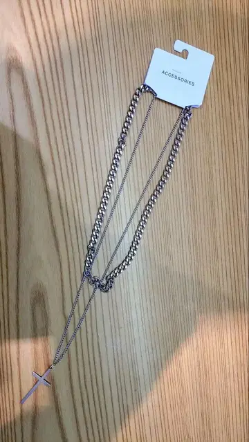 ACCESSORIES의 크로스 모티브 목걸이