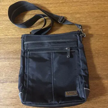 SCENE 세로형 나일론 블랙 숄더백