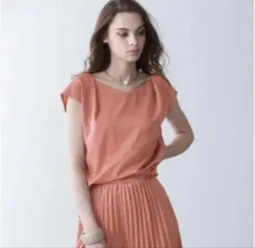 모브 슬릿 디테일 상의와 플리츠 팬츠 세트