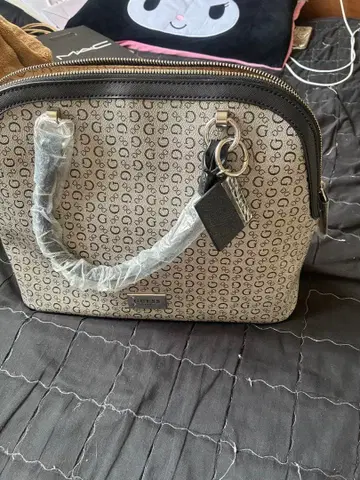 GUESS 로고 프린트 그레이 백