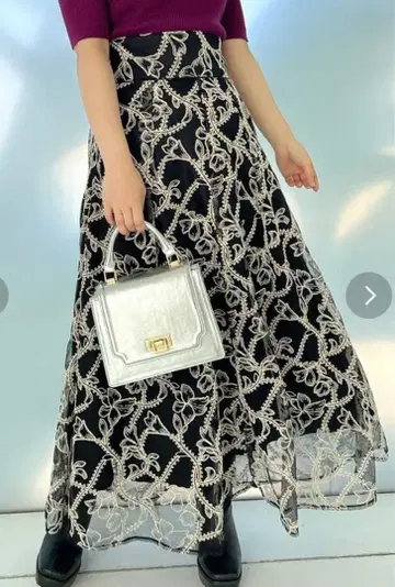 머큐리 듀오 코드 자수 플레어 스커트