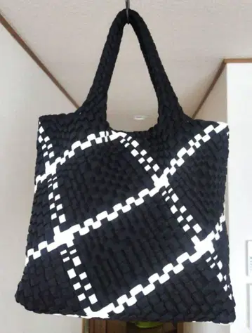 블랙과 화이트 체크 무늬 토트백