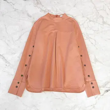 CAST: 캐스트 콜론 소매 버튼 하이넥 블라우스 오렌지 계열 M