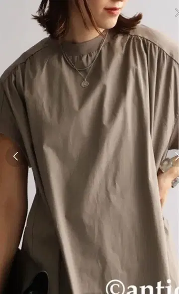 베이지 반팔 원피스