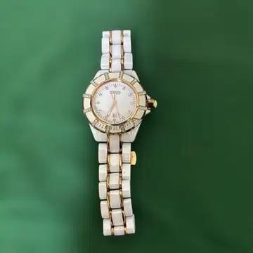 브로바 화이트/골드 세라믹 아날로그 시계