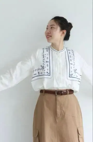 팰리시 손수건 자수 린넨 블라우스