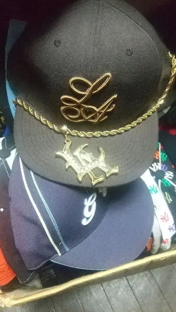 초레어 KRHYMEDENIMLA 로고 목걸이 캡 세트 hiphopBBOY